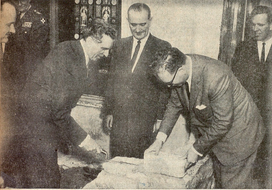A black and white photograph of Antonio Garrigues, Lyndon Johnson, and Don Carlos Robles Pique laying a stone in 1963.