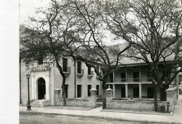 A black and white photograph of Governor's House's courtyard seen from King Street.